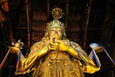 Statue der Göttin Janraisig (Bodhisattva des universellen Mitgefühls Avalokiteshvara) im Gandan-Kloster in Ulaanbaatar Zu den Nomaden der Westmongolei, Mongolei, 09.07. - 30.07.2016