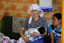 Mutter mit "Erste Freude" Zu den Nomaden der Westmongolei, Mongolei, 09.07. - 30.07.2016