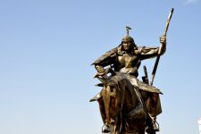 Reiter beim Reiterstandbild des Dschingis Khan Zu den Nomaden der Westmongolei, Mongolei, 09.07. - 30.07.2016