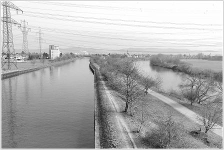 Brücke über Neckar und Neckarkanal